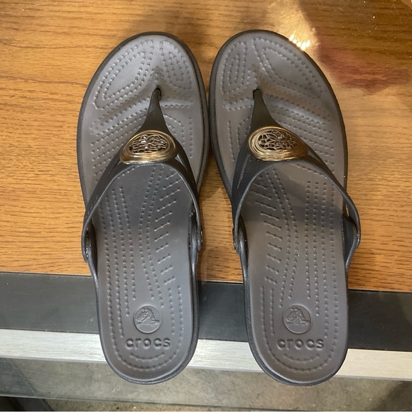 CROCS SANRAH LIQUID METALLIC WEDGE SANDALS 6 - Picture 5 of 7